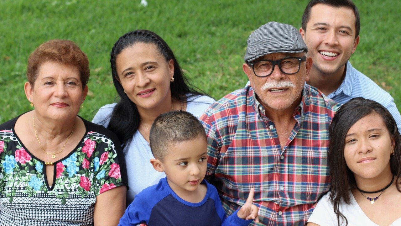 Das Bild zeigt eine Familie mit Vater, Mutter, Kinder und Großeltern.